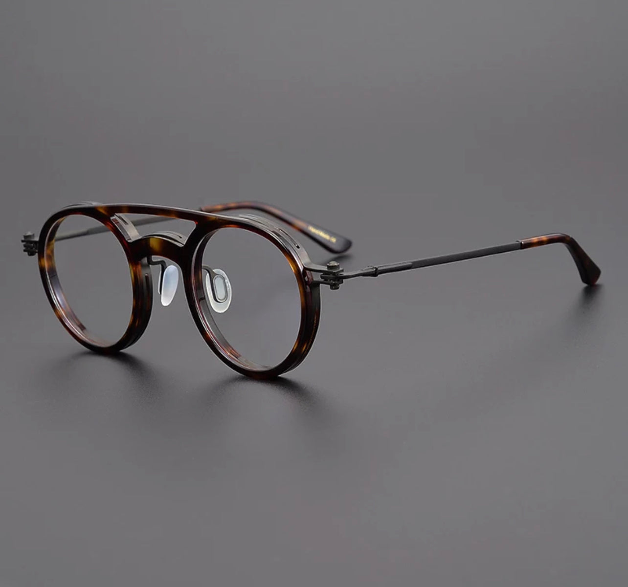  Exquisite handmade sheet metal frames. With a luxurious retro look. 